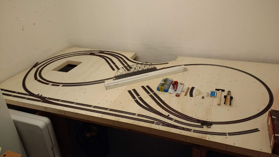 Hier wurde vor Beginn des Aufbaus nochmal der Gleisplan aufgezeichnet, um noch etwaige Korrekturen vornehmen zu können