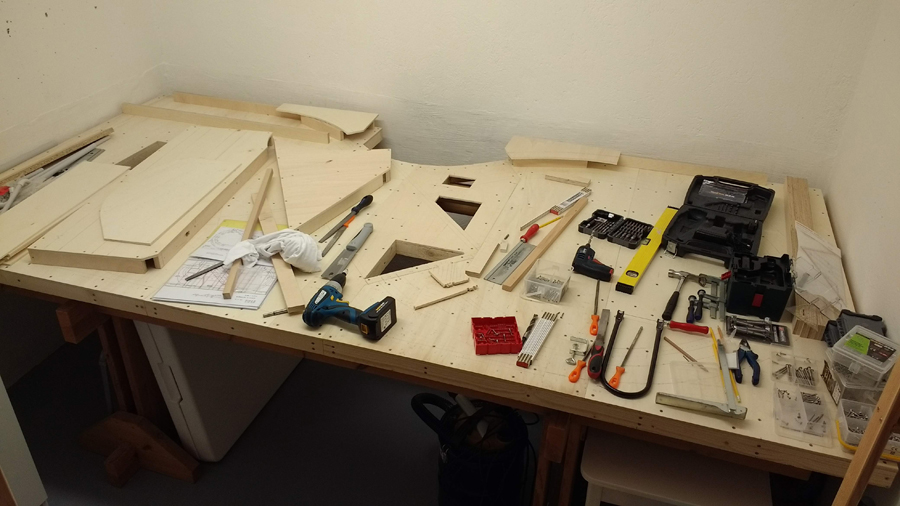 Es müssen von unten Revisionsöffnungen angelegt werden, damit man später an die Kabel kommt.