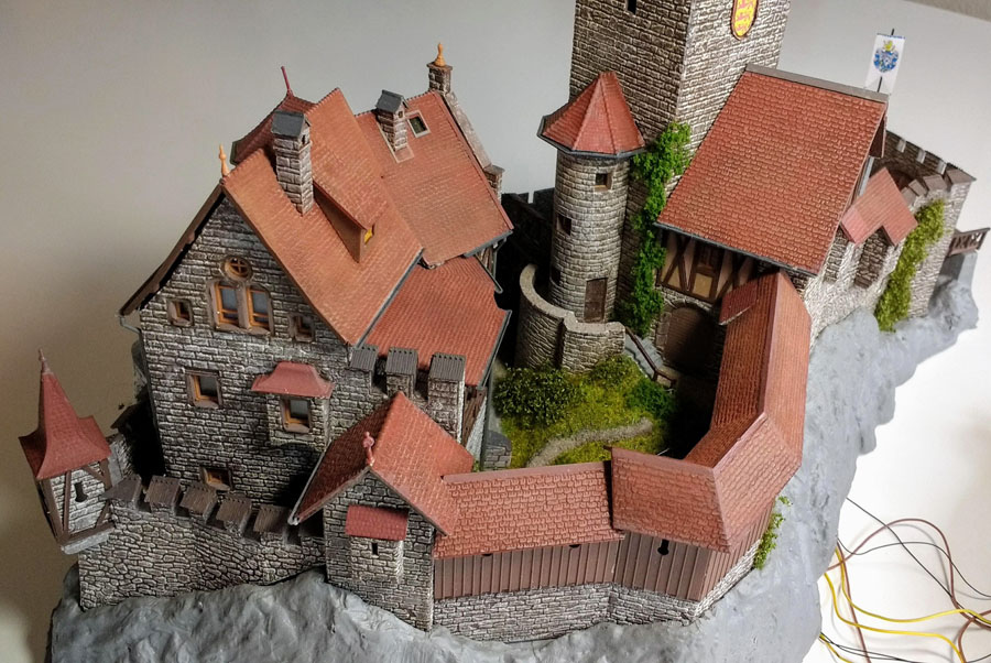 Mein Vater hat das urspr. beige Mauerwerk auf braun-grau gealtert