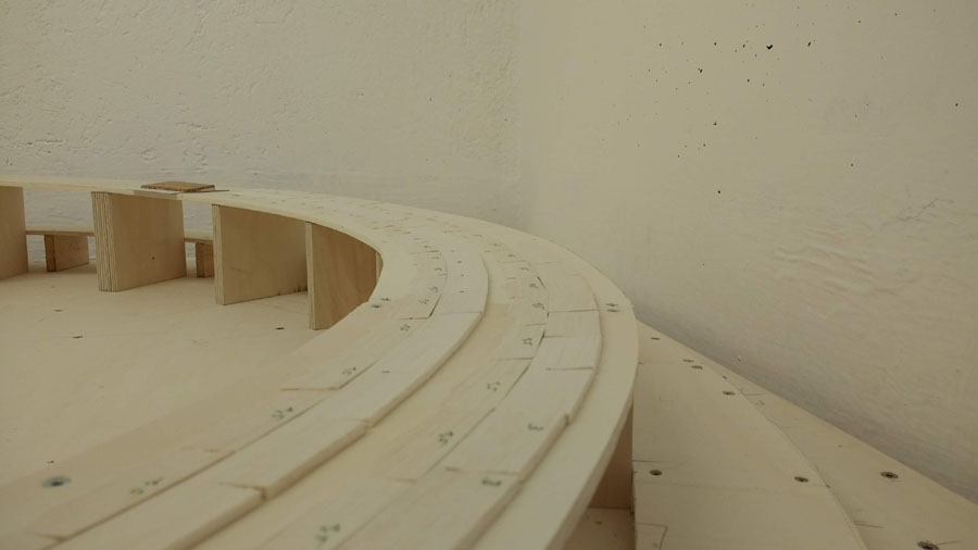 Mit Balzaholz wurden Schrägen in den Kurven geschnitten und wie üblich mit max. 4% von rechts 3mm auf links 0 mm.