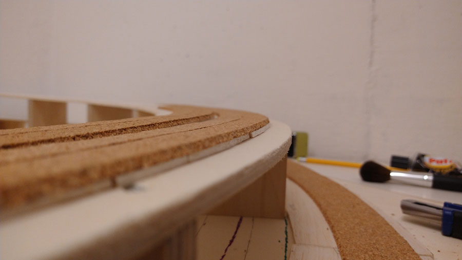 Gut zu erkennen, die Überhöhung mit Kork-Gleisbett auf den Balzahölzern