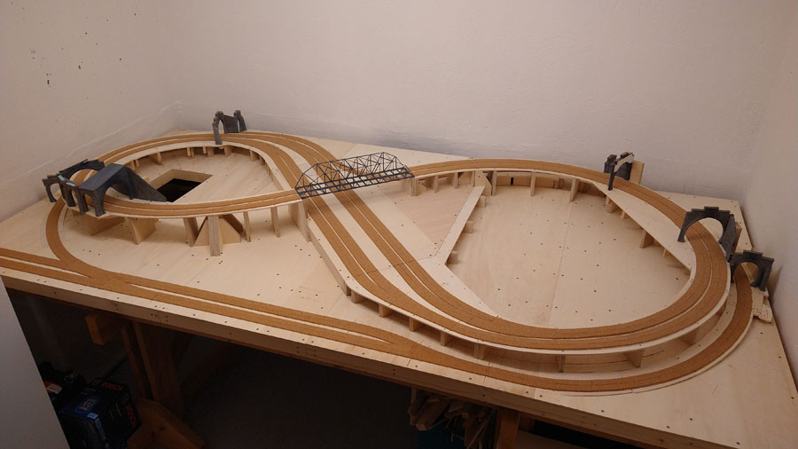 Hier mit Brücke und Tunnelportalen