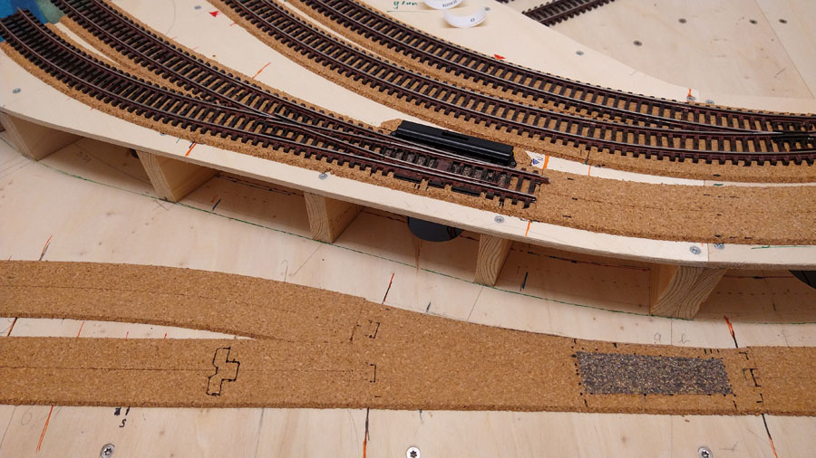 Hier wie oben beschrieben das aufgeklebte Papier wo später die Weiche darauf verbaut wird.
Links die bereits markierte Stelle für einen Unterbrecher