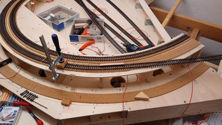 Hier nochmal aus anderer Sicht das Verlegen der Flexgleise.