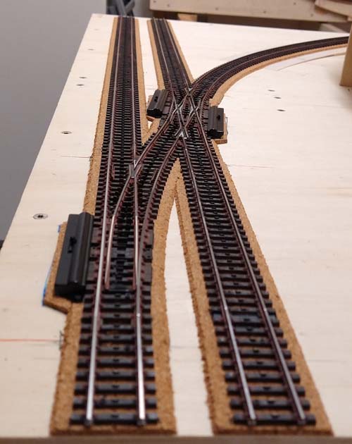 Mit einer Holzleiste wurden die Flexgleise exakt ausgerichtet.