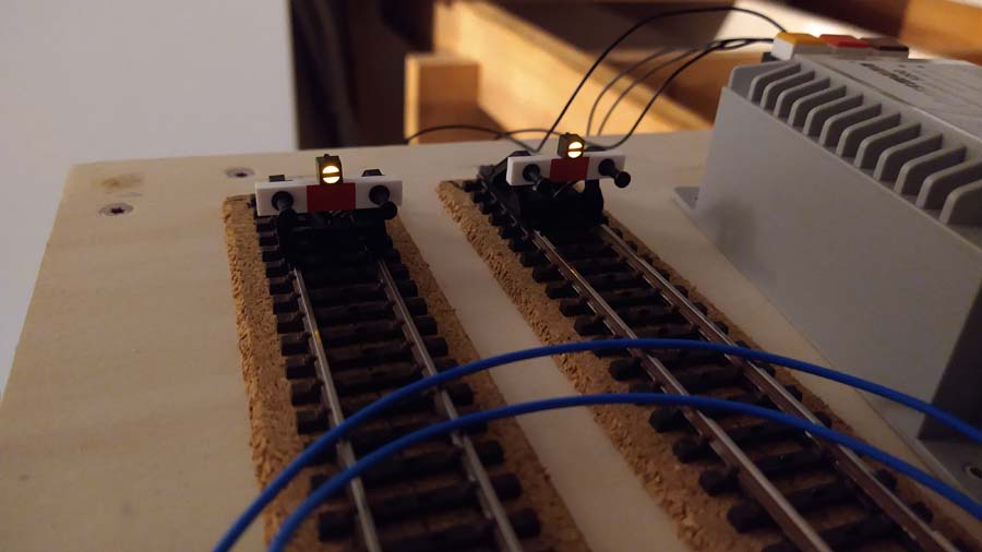 Hier die beiden Prellböcke mit beleuchteten Sperrsignalen