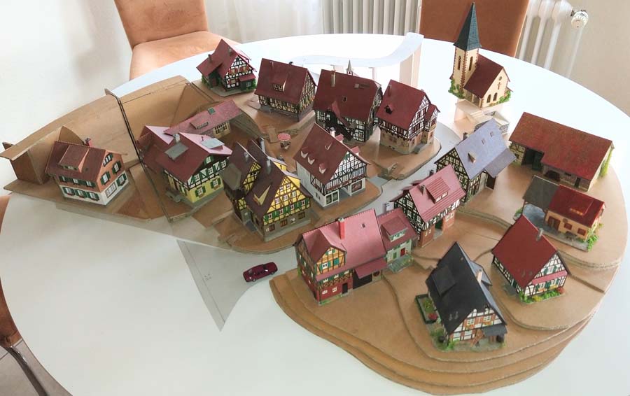 Nun ist auch schon die rechte Seite des Dorfes und die Straße mit Kirche gut zu erkennen.