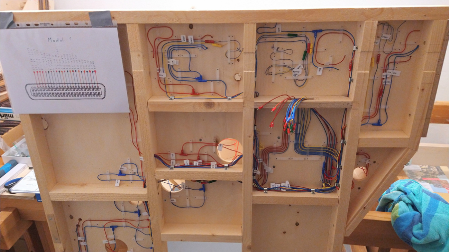 Die Verkabelung ist bis auf das Anbringen des Centronicssteckers fertig; muss aber noch auf Funktionalität getestet werden.