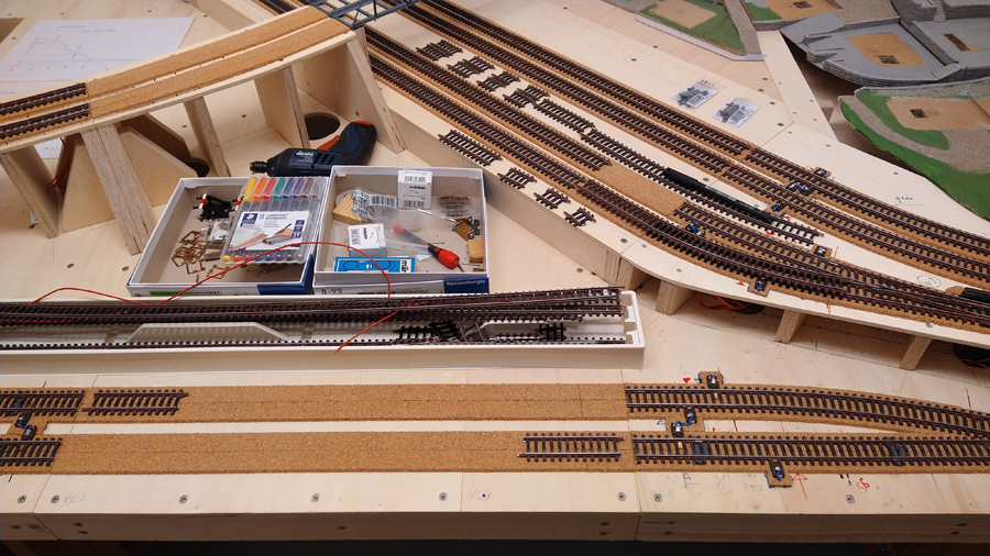 Jetzt werden die Gleise eingepasst mit den zusätzlichen Anschlüssen, welche später wahlweise auf Signal- oder Bahnstrom geschaltet werden können. Somit sind wir mit unseren Loks flexibler, da wir keine all zu langen Züge fahren lassen können
