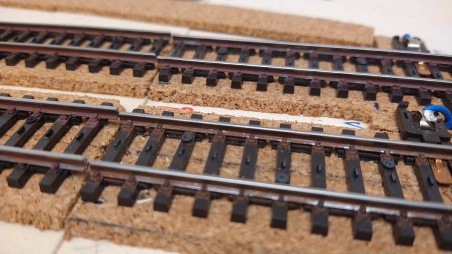 Und trotz der Sorgfalt und des genauen Arbeitens gibt es zwischen den Modulen 2 und 3 einen Versatz der Gleise um ca. 2 mm der natürlich noch angepasst werden muss.