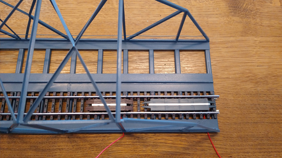 Ein Vergleich welcher Mittelleiteraufsatz besser wirkt auf der Brücke. Die Wahl fiel auf den rechten. Hier werden nun einige Elemente zurecht gesägt und aneinandergereit.